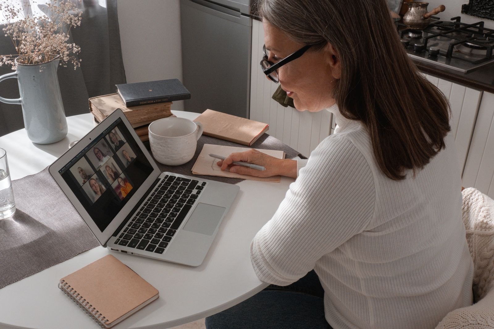 Kursantka notuje podczas lekcji online na laptopie